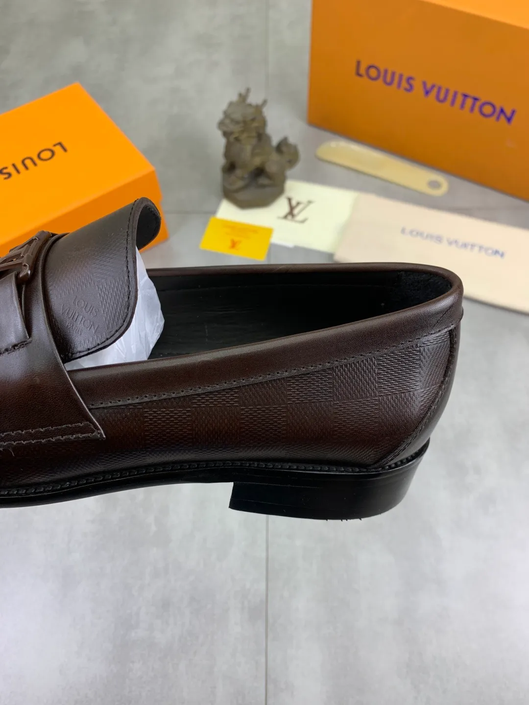 Men's men's shoes 💰P520 New style 💶[LOUIS VUITTON] Water-dyed Niuli Original order New style 🍀LV Louis Vuitton *——Top version of LV classic leather shoes! Made of imported original calfskin, original leather side strips and wear-resistant high-end rubber outsole! High quality products! Color: Black optional Size: 39-44 (45 customized)